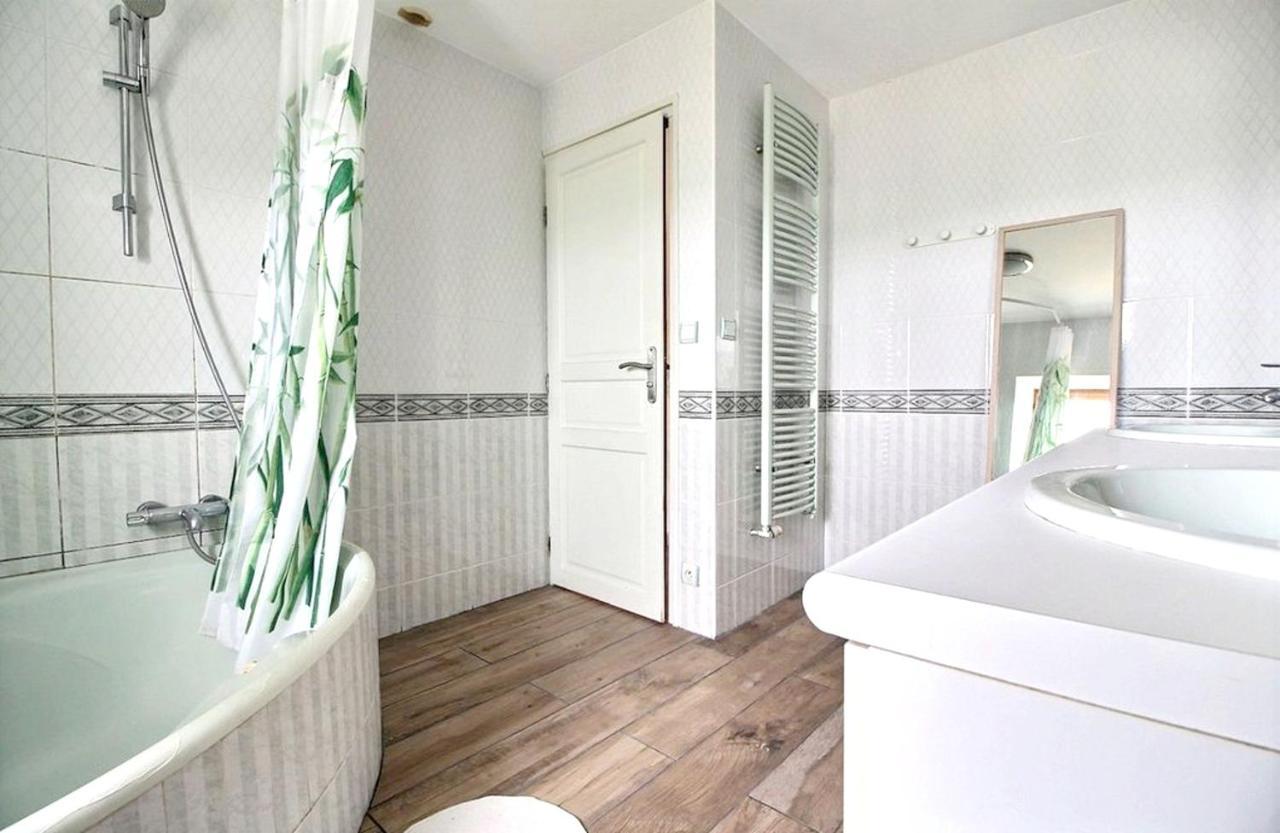 Maison Spacieuse A Plougonven Avec Jacuzzi Et Jardin Ngoại thất bức ảnh