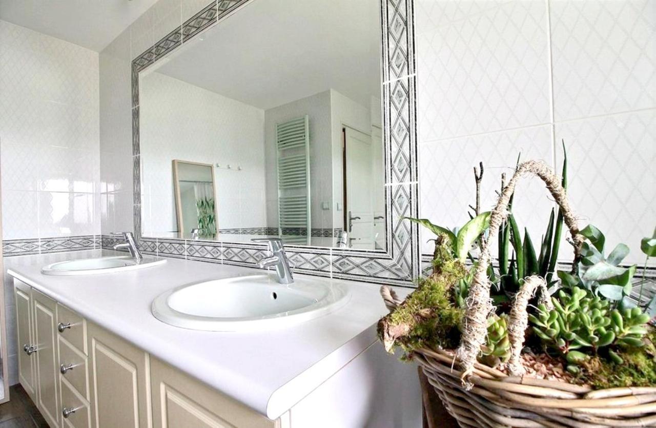 Maison Spacieuse A Plougonven Avec Jacuzzi Et Jardin Ngoại thất bức ảnh